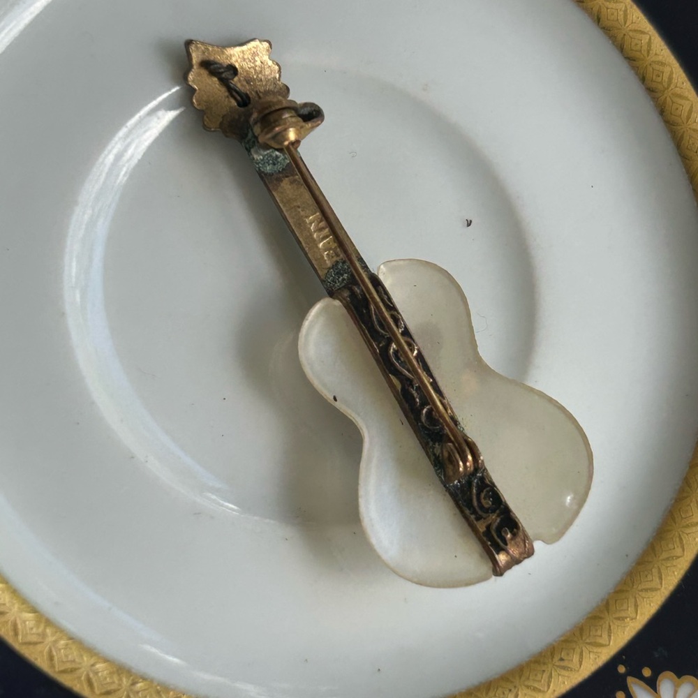 Vintage Gold and Mother-of-Pearl Guitar Brooch - Picture 3 of 7